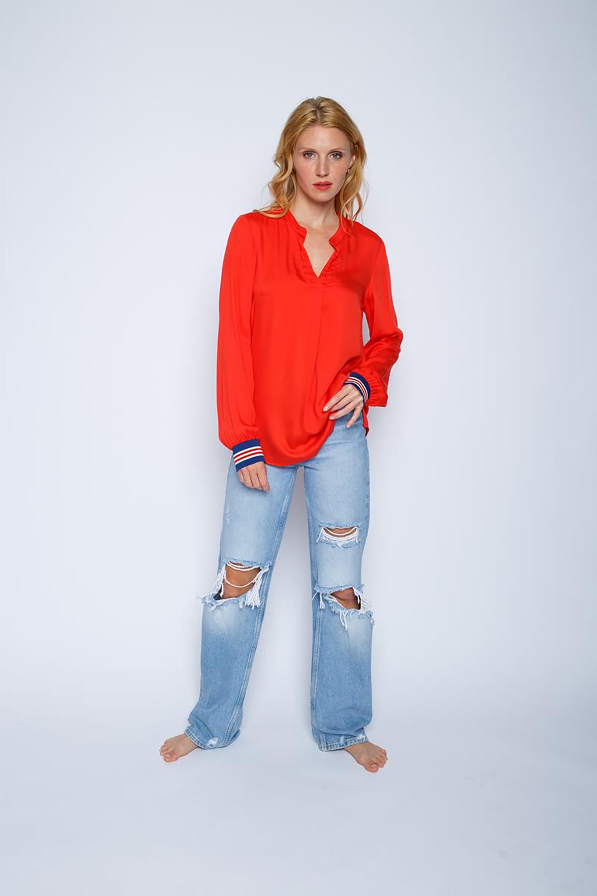 Lockere Shirtbluse mit V-Ausschnitt und Strickmanschetten Red Bluse Emily van den Bergh 