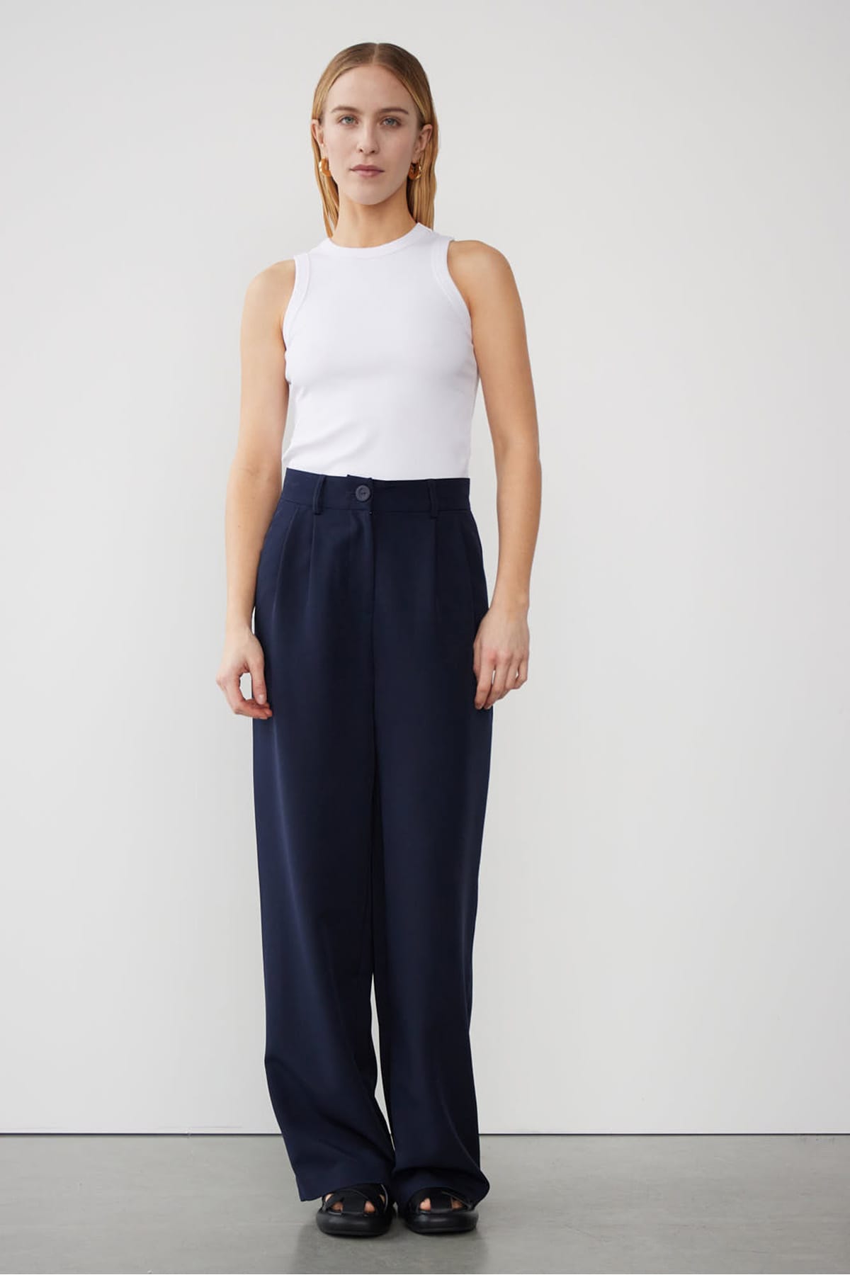 Weite, dunkelblaue Hose Ruby mit Faltendetails vorne Hosen With Black