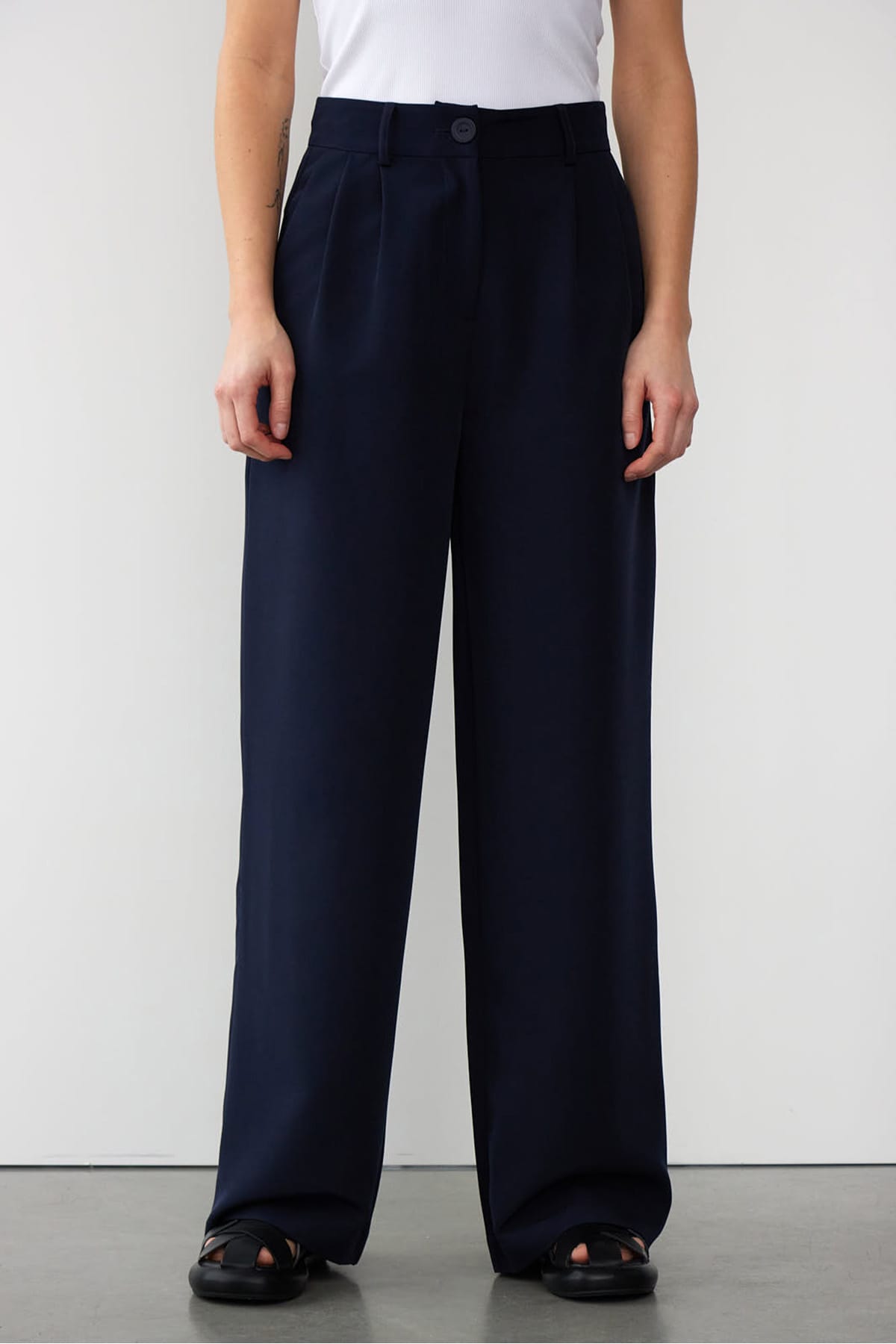 Weite, dunkelblaue Hose Ruby mit Faltendetails vorne Hosen With Black
