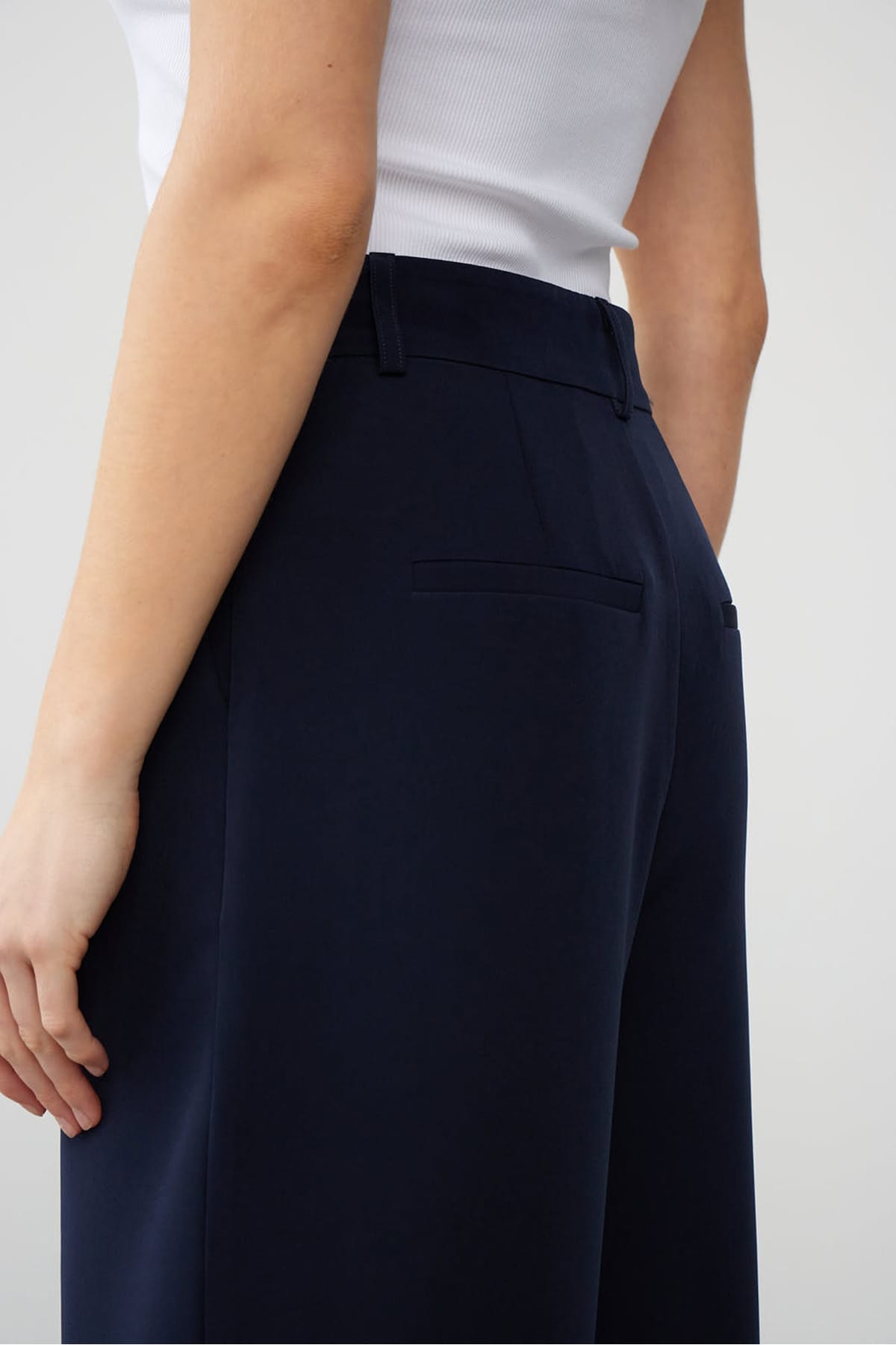 Weite, dunkelblaue Hose Ruby mit Faltendetails vorne Hosen With Black