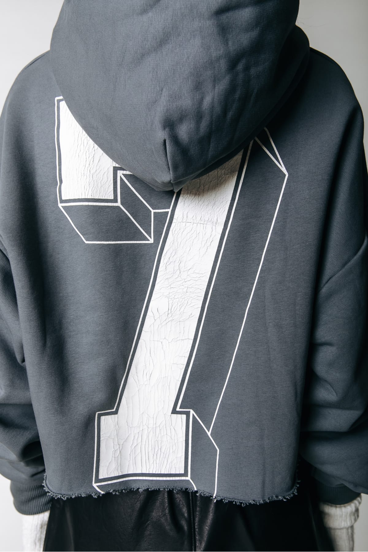 Cropped Hoodie mit großem Backprint Dark grey Sweatshirt Colourful Rebel