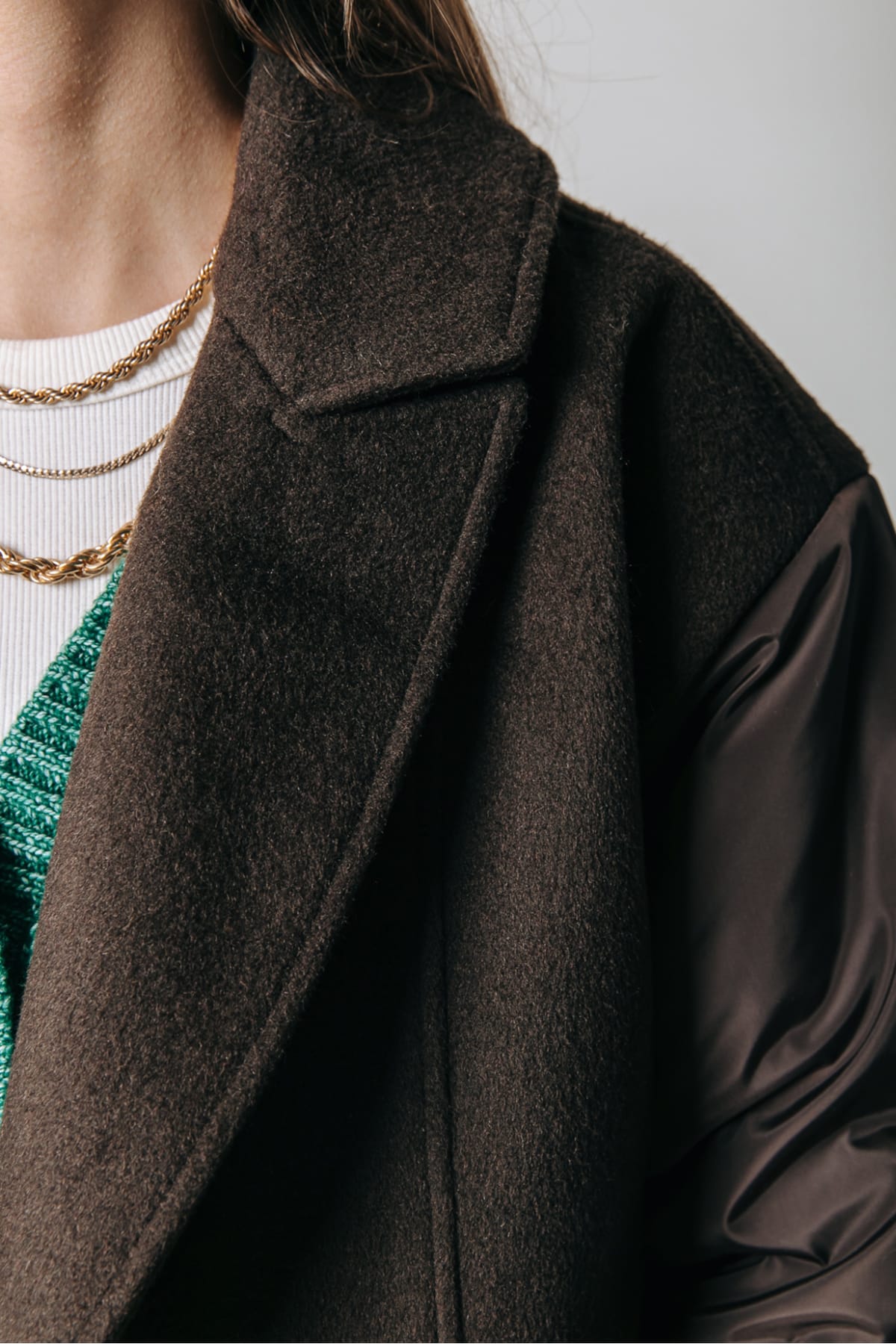 Langer Mantel mit Kontraststoff an den Ärmeln und aufgesetzten Taschen Cacao Mantel Colourful Rebel