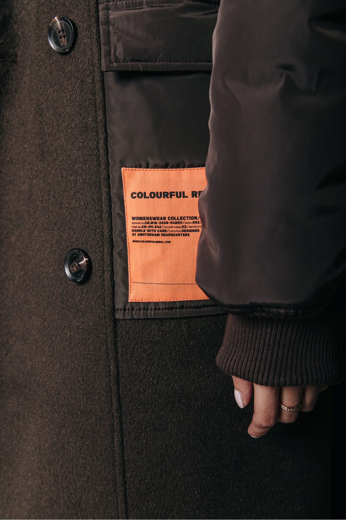 Langer Mantel mit Kontraststoff an den Ärmeln und aufgesetzten Taschen Cacao Mantel Colourful Rebel