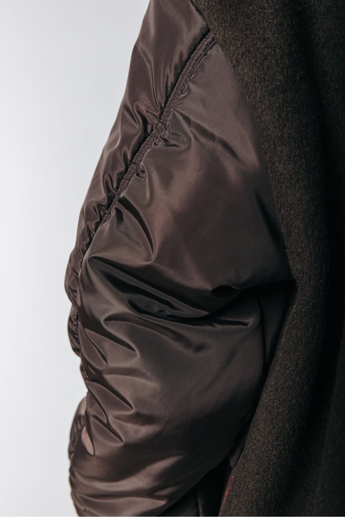 Langer Mantel mit Kontraststoff an den Ärmeln und aufgesetzten Taschen Cacao Mantel Colourful Rebel