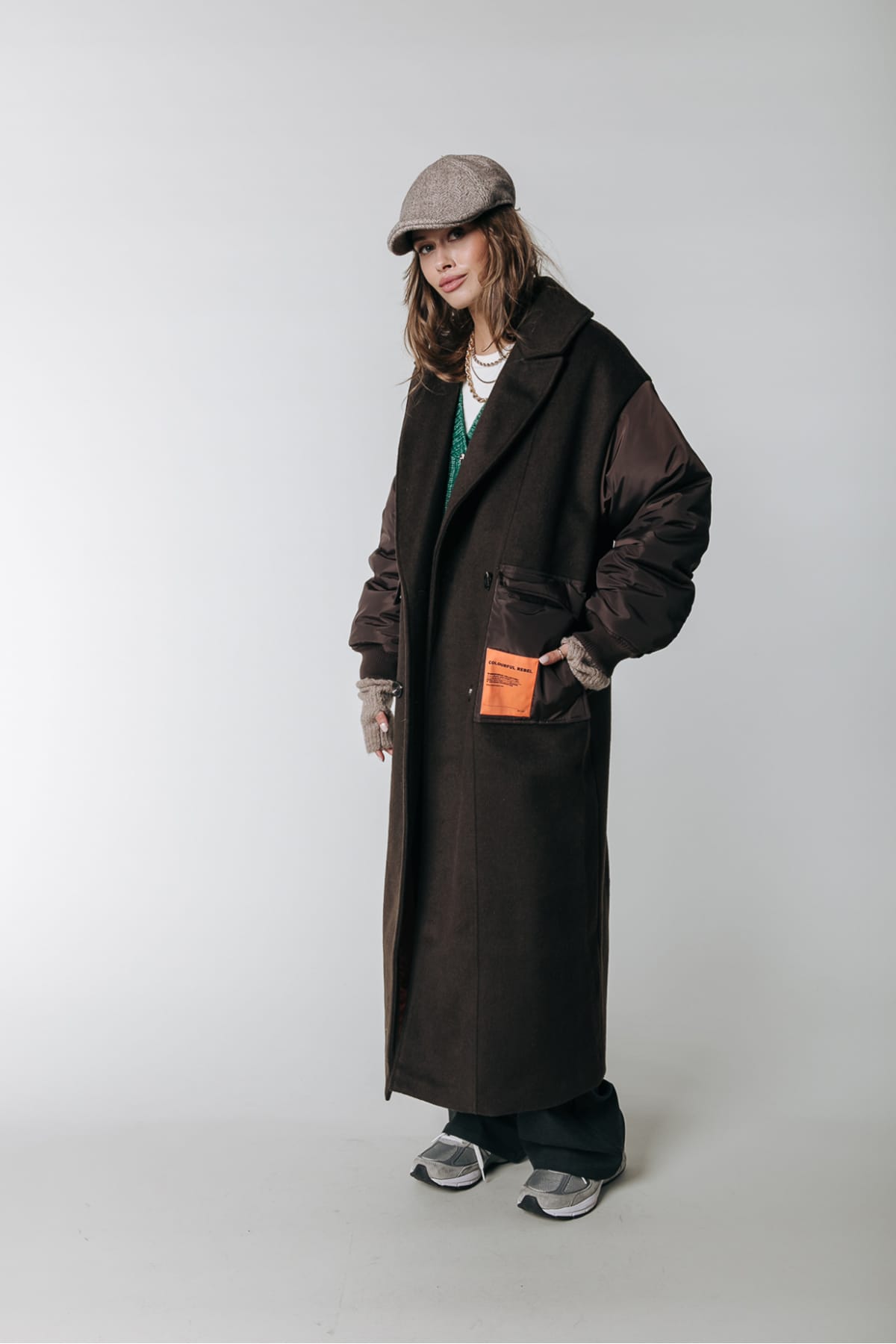 Langer Mantel mit Kontraststoff an den Ärmeln und aufgesetzten Taschen Cacao Mantel Colourful Rebel