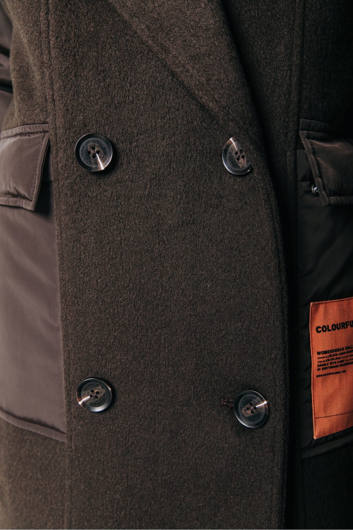 Langer Mantel mit Kontraststoff an den Ärmeln und aufgesetzten Taschen Cacao Mantel Colourful Rebel