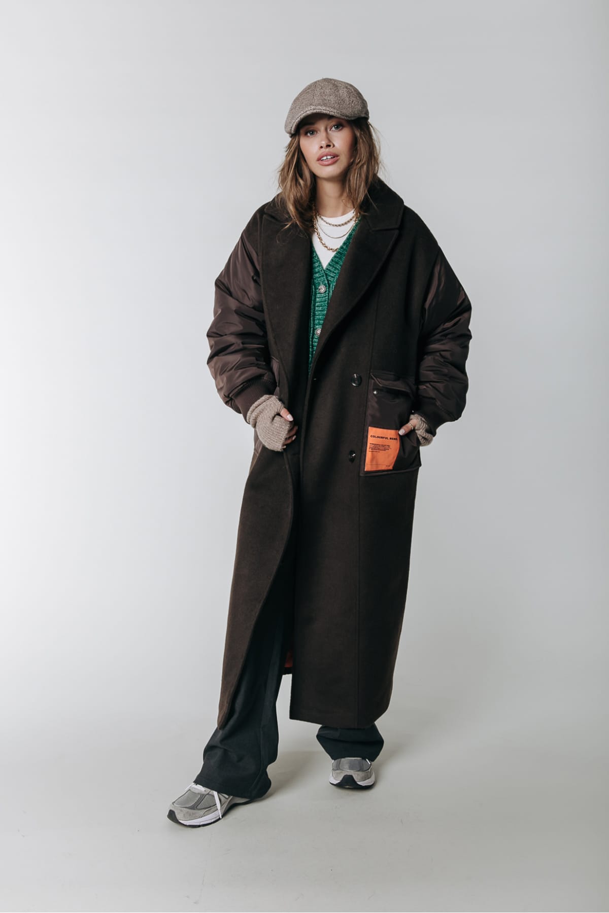 Langer Mantel mit Kontraststoff an den Ärmeln und aufgesetzten Taschen Cacao Mantel Colourful Rebel