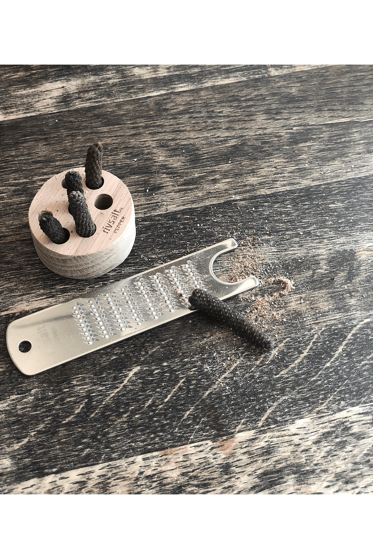RIVSALT PEPPER - Edelstahl-Reibe/Holzstand incl. Pfefferstangen Food RIVSALT