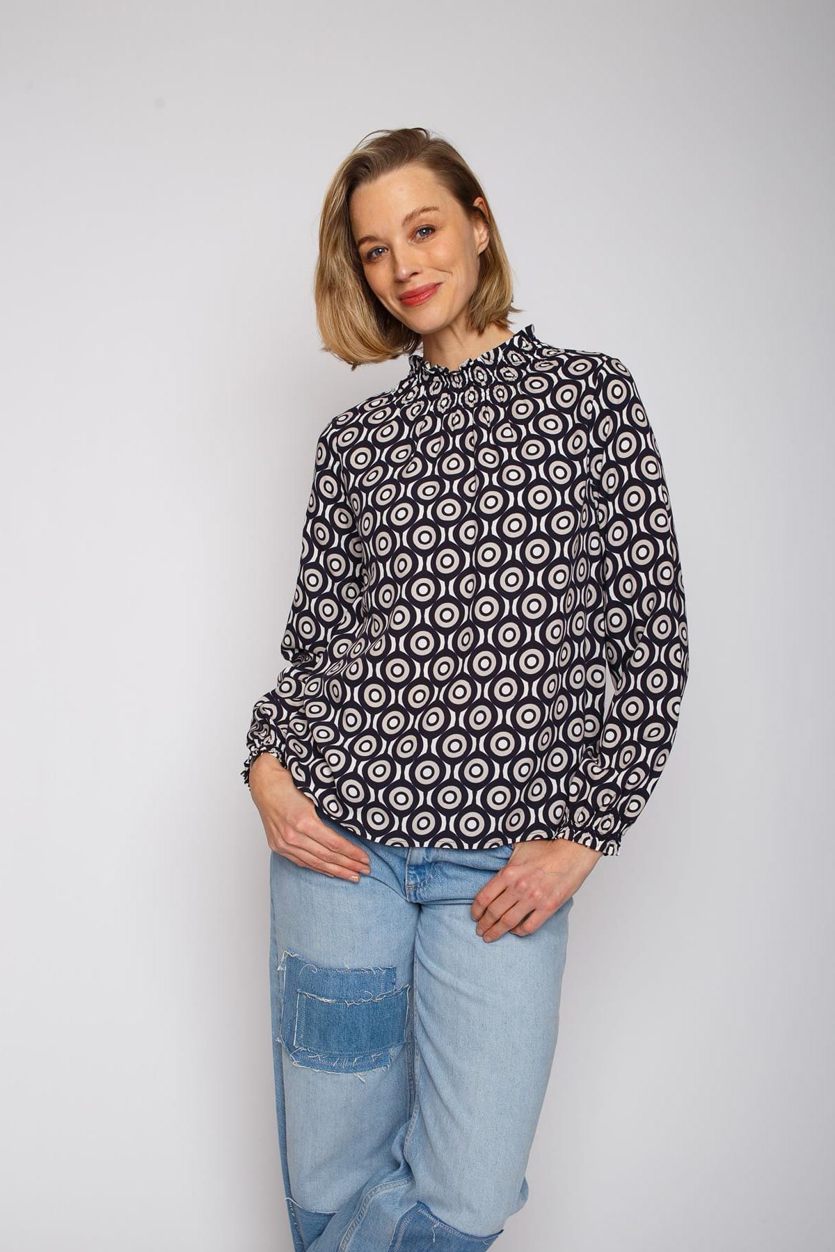 Bluse mit Smoke Detail am Kragen navy taupe dots Bluse Emily van den Bergh 