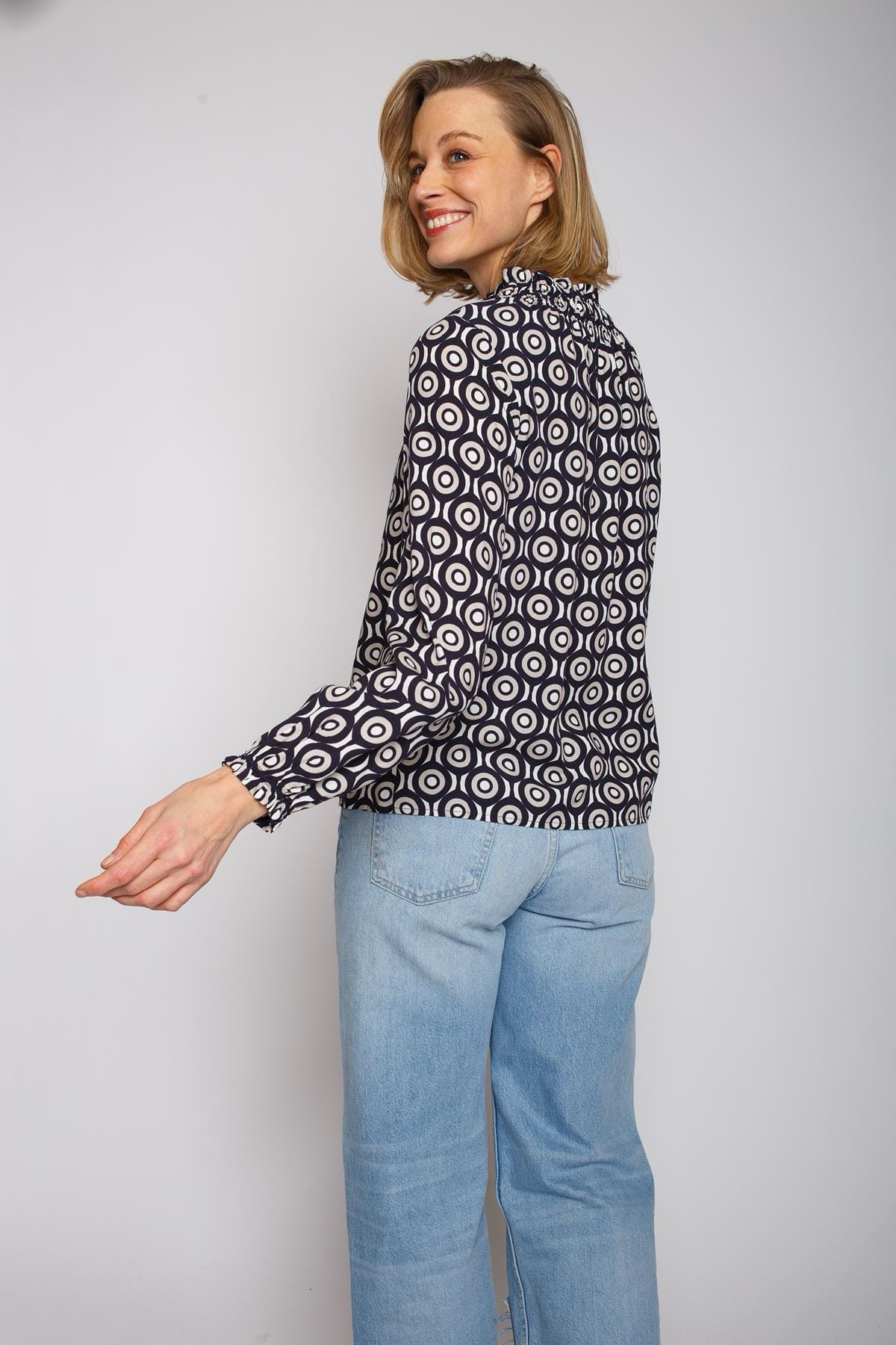 Bluse mit Smoke Detail am Kragen navy taupe dots Bluse Emily van den Bergh 