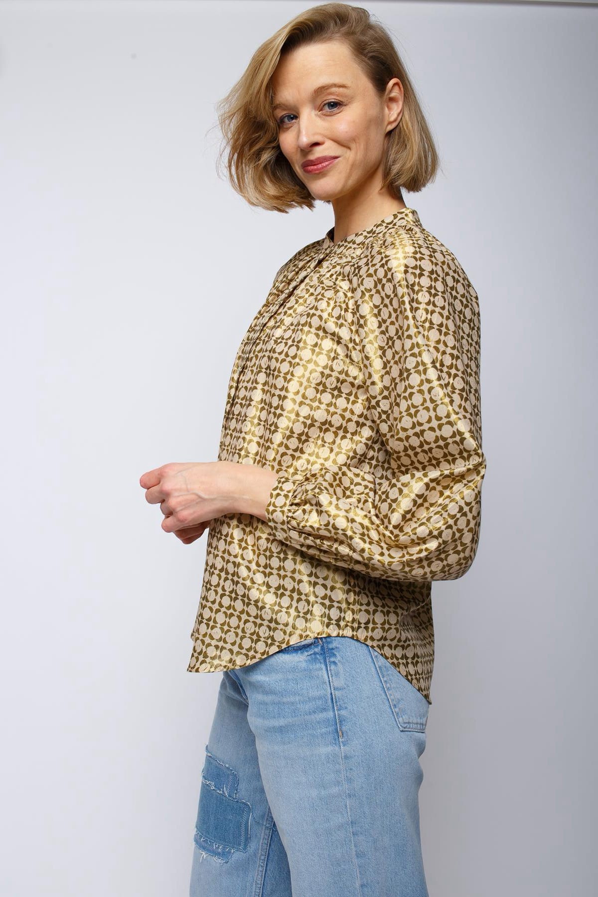 Gold glitzernde Lurex Bluse mit Minimal Print khaki flower Bluse Emily van den Bergh 