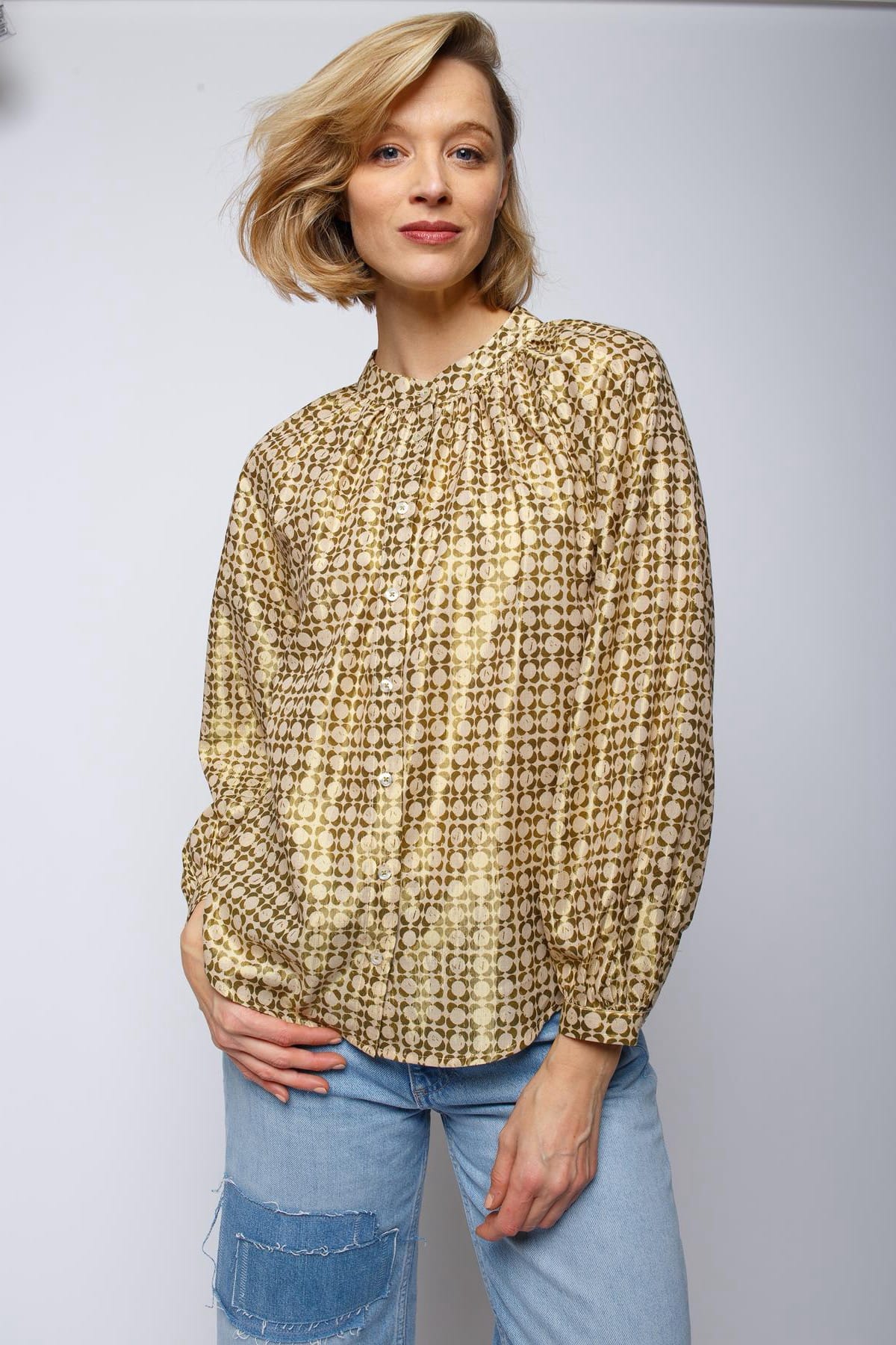 Gold glitzernde Lurex Bluse mit Minimal Print khaki flower Bluse Emily van den Bergh 