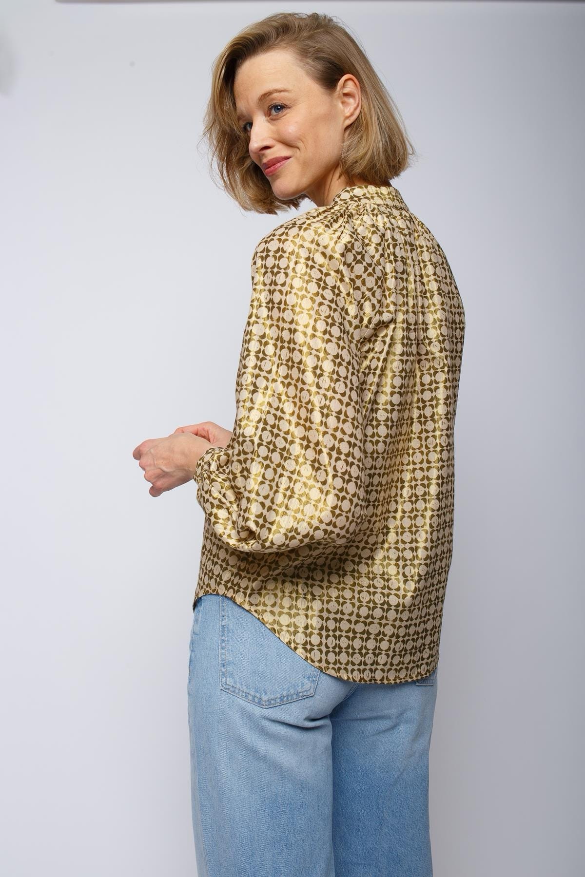 Gold glitzernde Lurex Bluse mit Minimal Print khaki flower Bluse Emily van den Bergh 