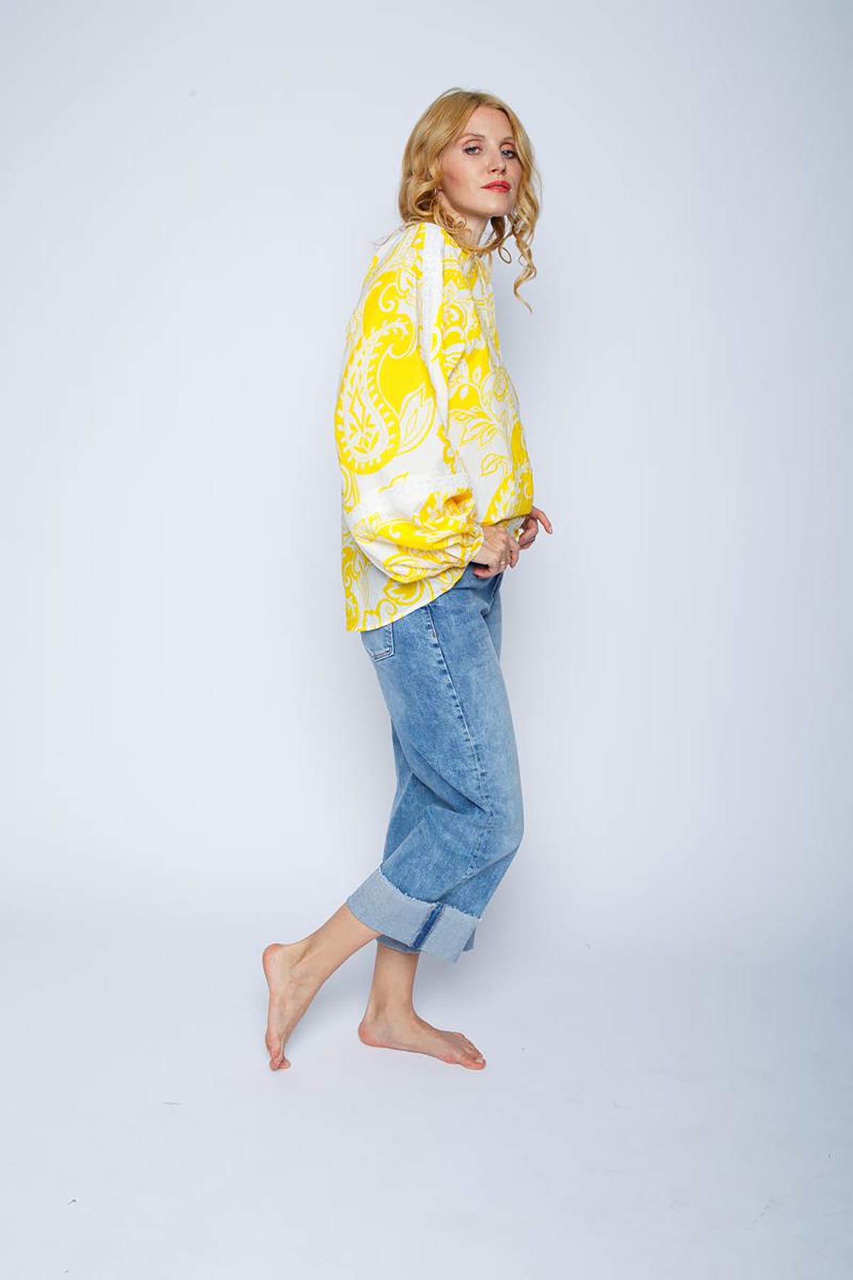 Leichte Bluse mit V-Ausschnitt und halber Knopfleiste yellow flowers Bluse Emily van den Bergh 