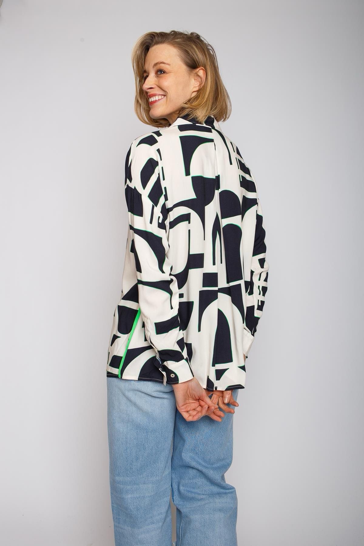 Oversize Hemdbluse mit Neon Tape auf der Seitennaht black geometric Bluse Emily van den Bergh 