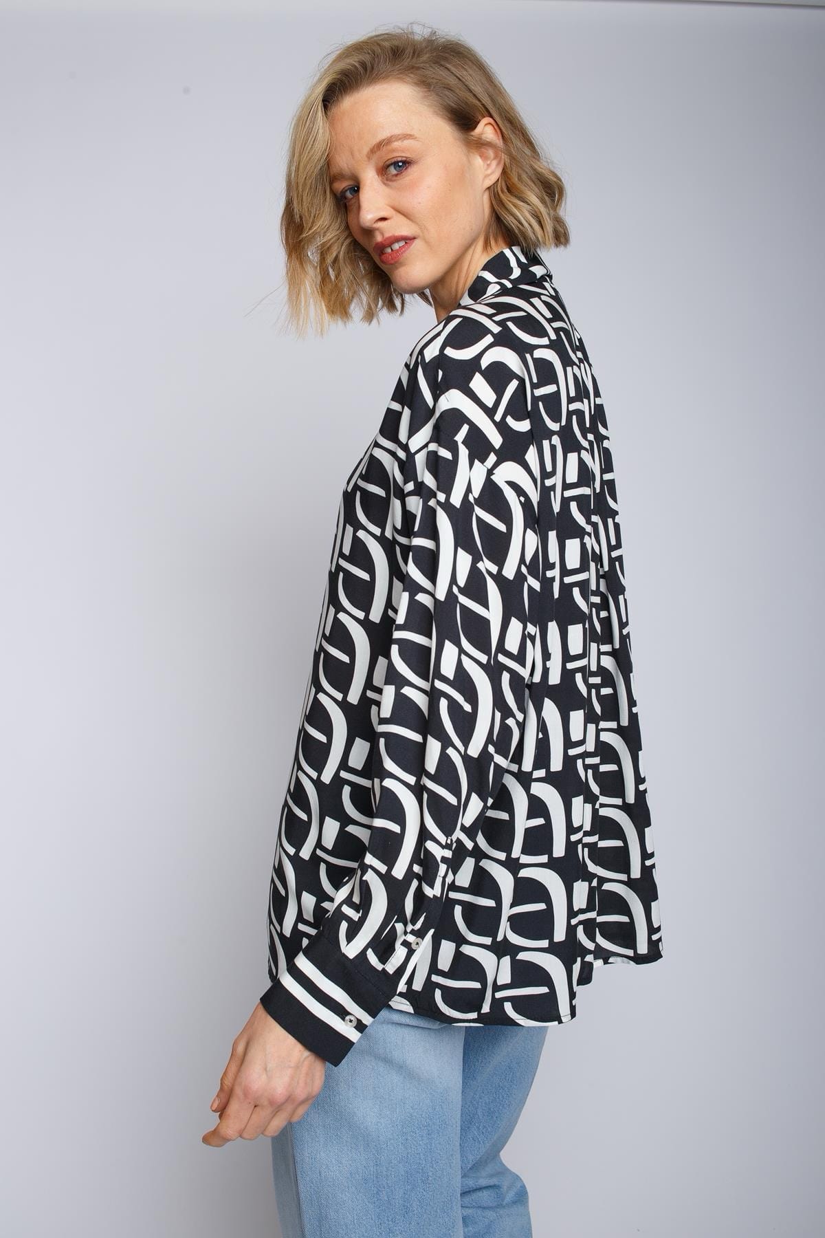 Oversized Hemdbluse mit überschnittener Schulter black white geometric Bluse Emily van den Bergh 