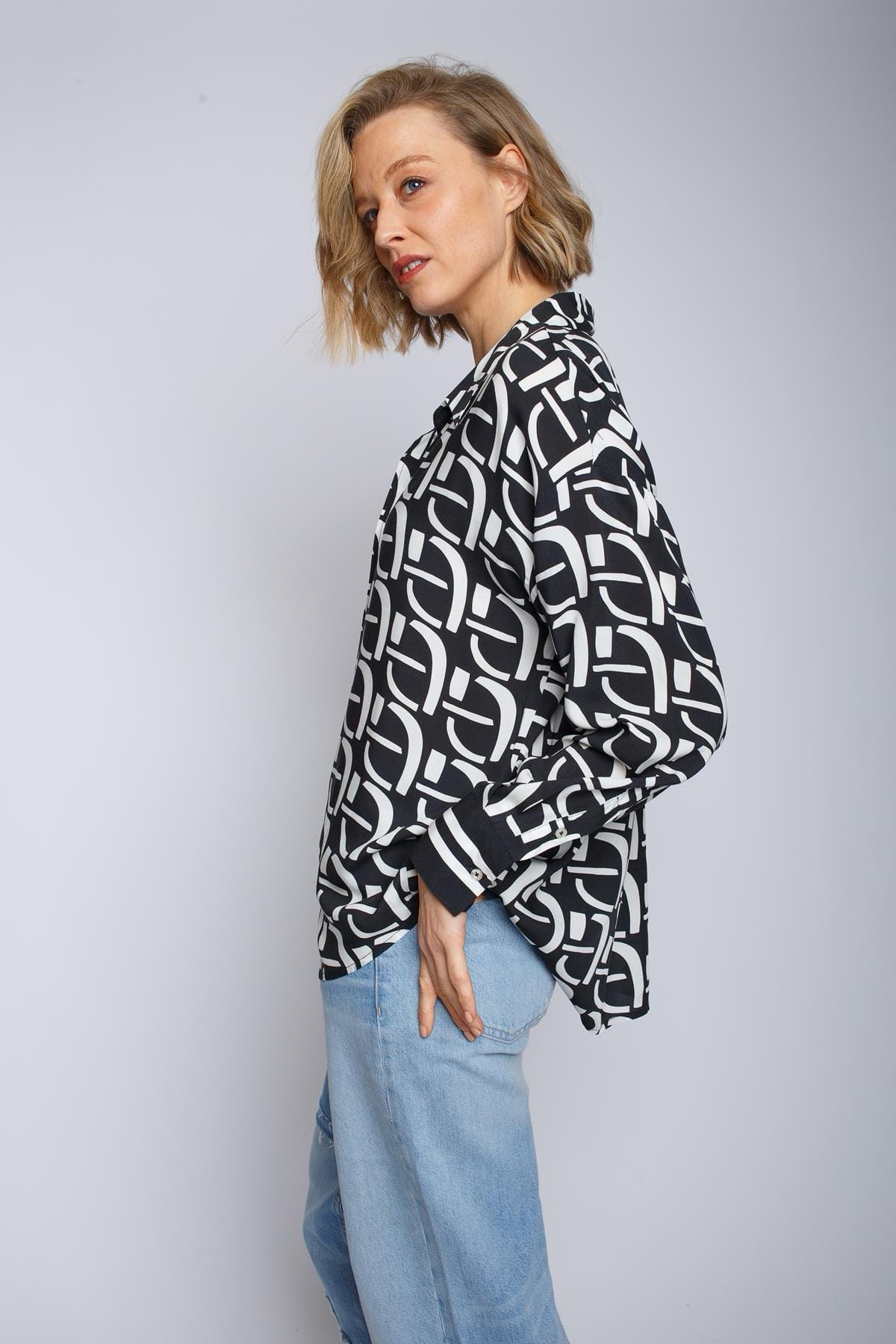 Oversized Hemdbluse mit überschnittener Schulter black white geometric Bluse Emily van den Bergh 