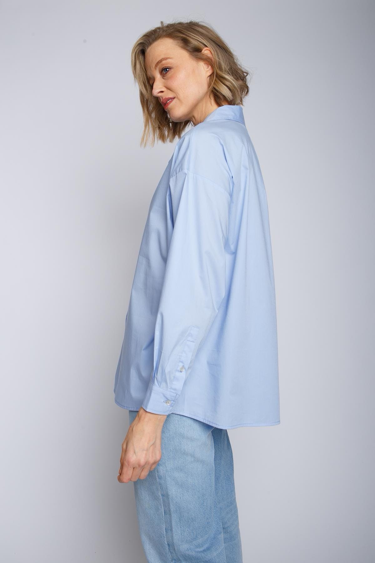 Oversized Hemdbluse mit überschnittener Schulter light blue Bluse Emily van den Bergh 