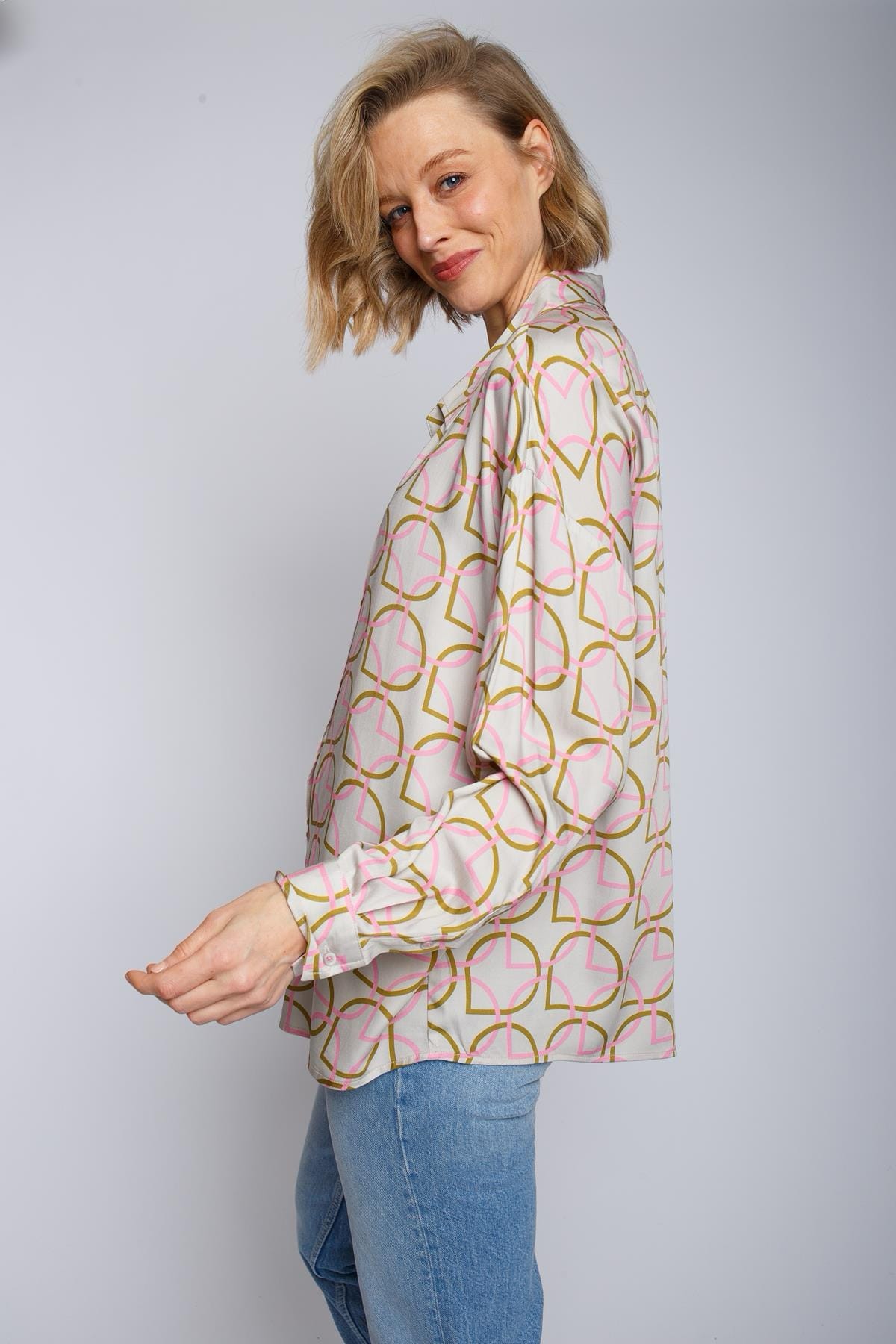 Oversized Hemdbluse mit überschnittener Schulter pink geometric Bluse Emily van den Bergh 