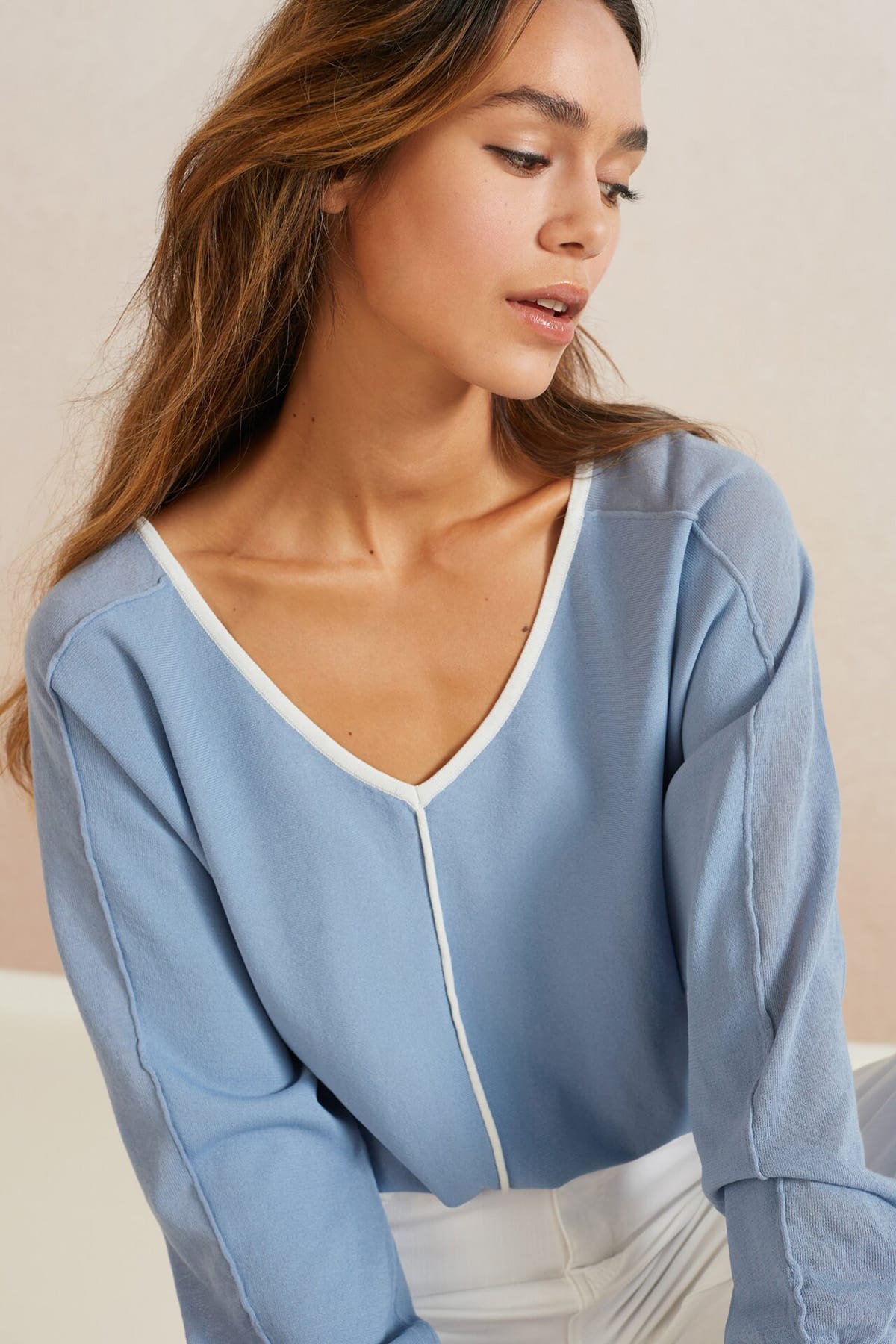 Pullover mit V-Ausschnitt, weißen Kontrastnähten und elastischem Bund Infinity Blue Pullover YAYA 