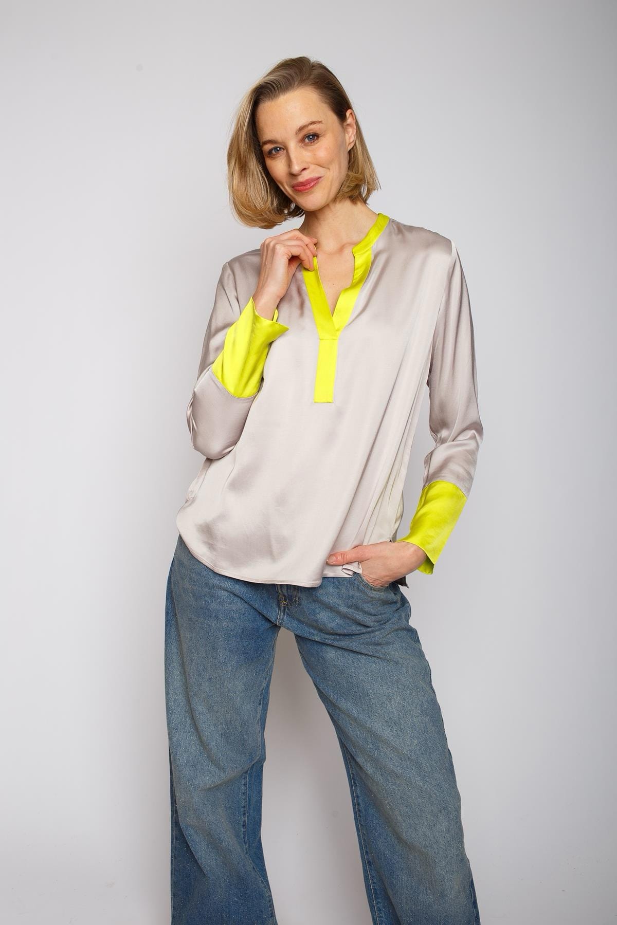 Shirtbluse mit V-Ausschnitt und breiter Manschette taupe Bluse Emily van den Bergh 