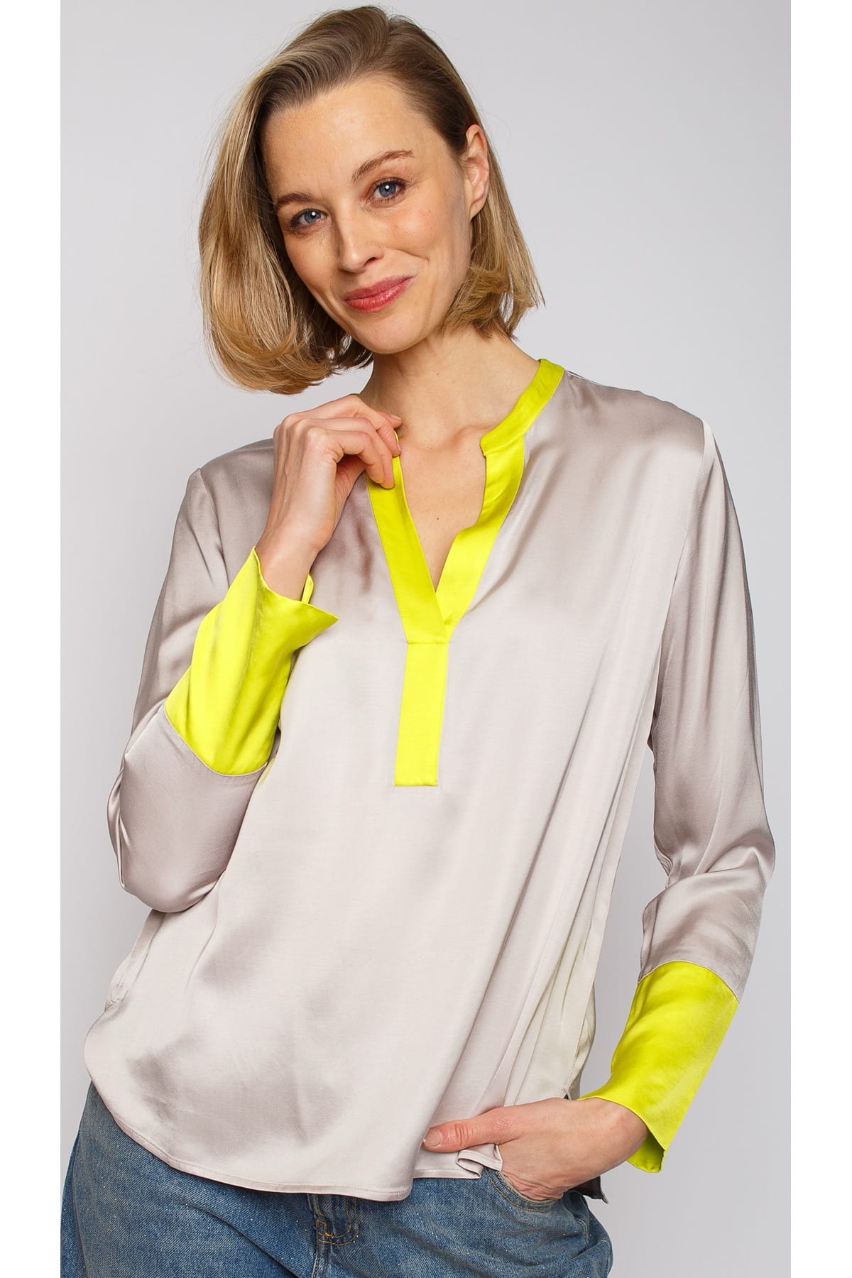 Shirtbluse mit V-Ausschnitt und breiter Manschette taupe Bluse Emily van den Bergh 