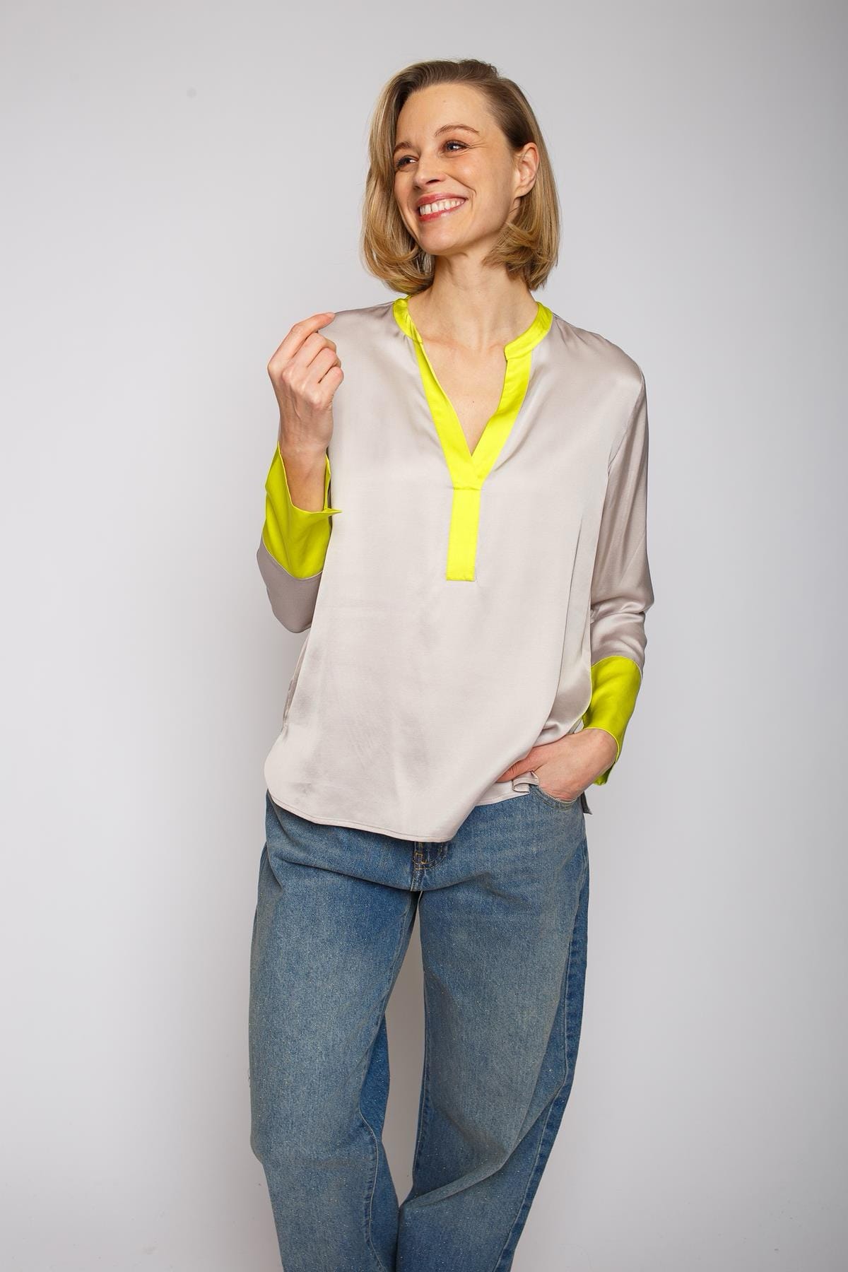 Shirtbluse mit V-Ausschnitt und breiter Manschette taupe Bluse Emily van den Bergh 