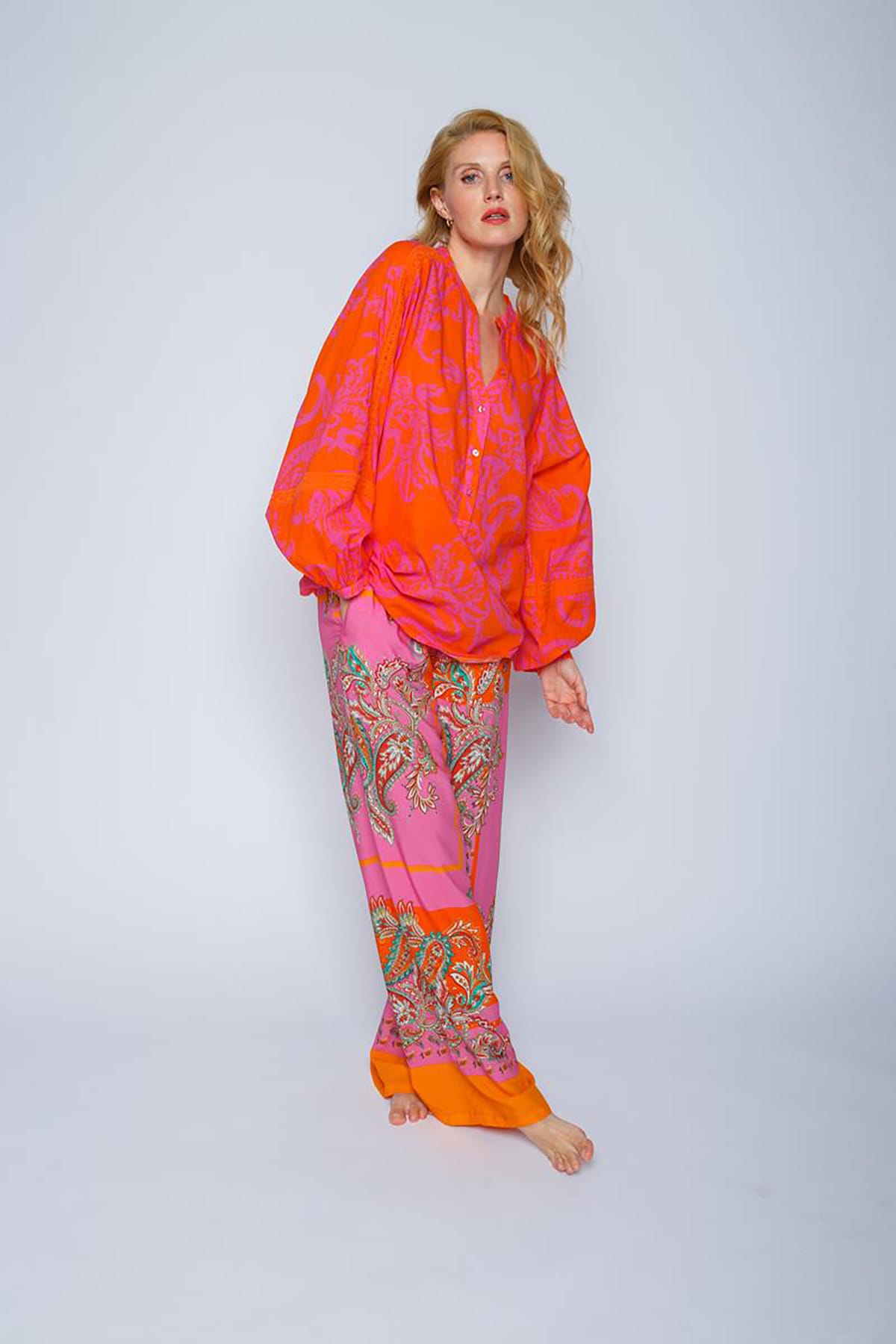 Weite Shirtbluse mit V-Ausschnitt und halber Knopfleiste orange pink paisley Bluse Emily van den Bergh 