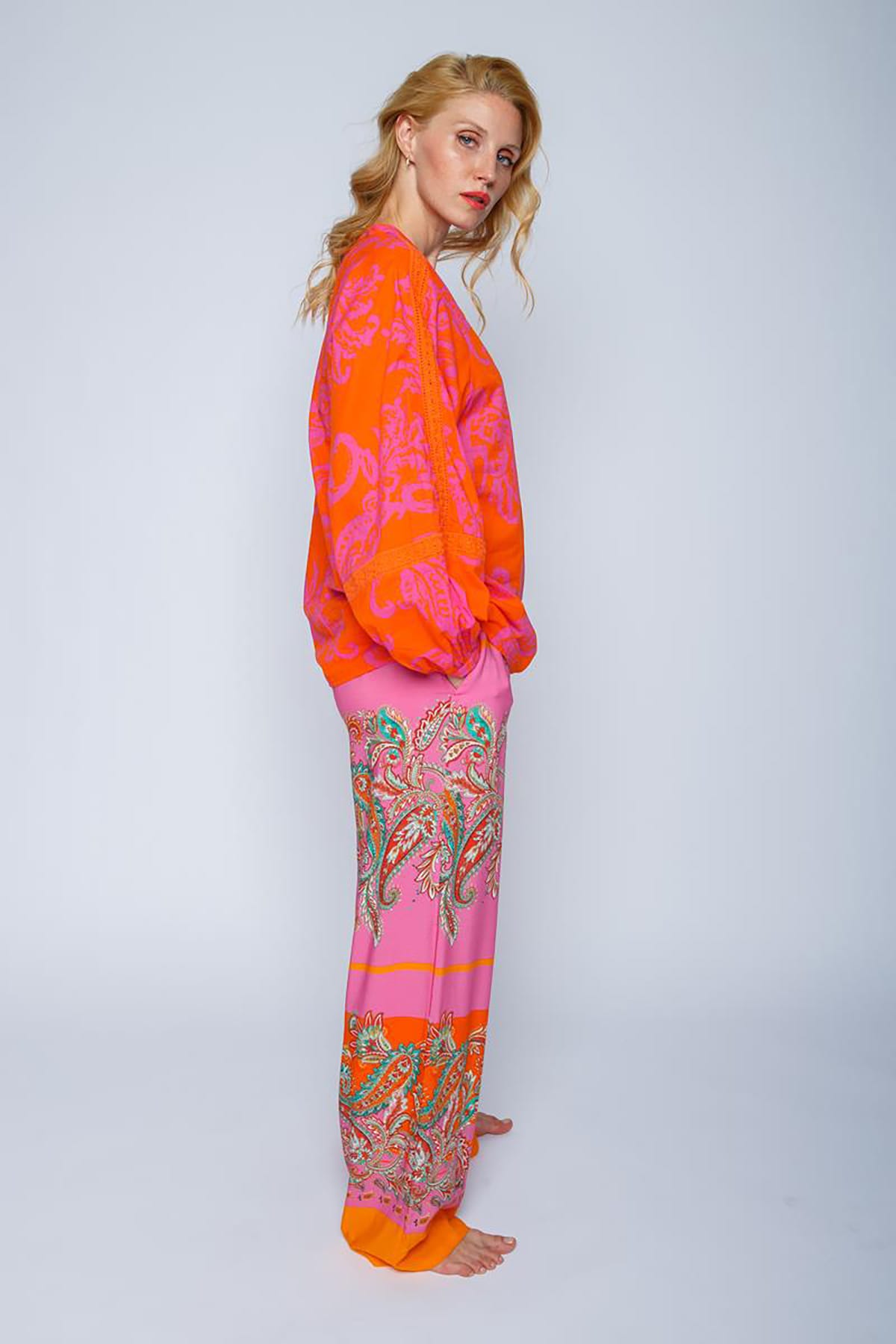 Weite Shirtbluse mit V-Ausschnitt und halber Knopfleiste orange pink paisley Bluse Emily van den Bergh 