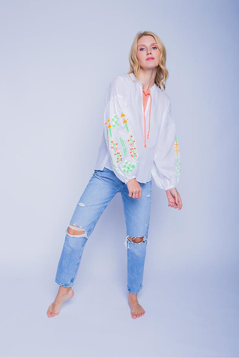 Leichte Bluse mit Ballonärmeln und aufwendigen Neon Stickereien white Bluse Emily van den Bergh 