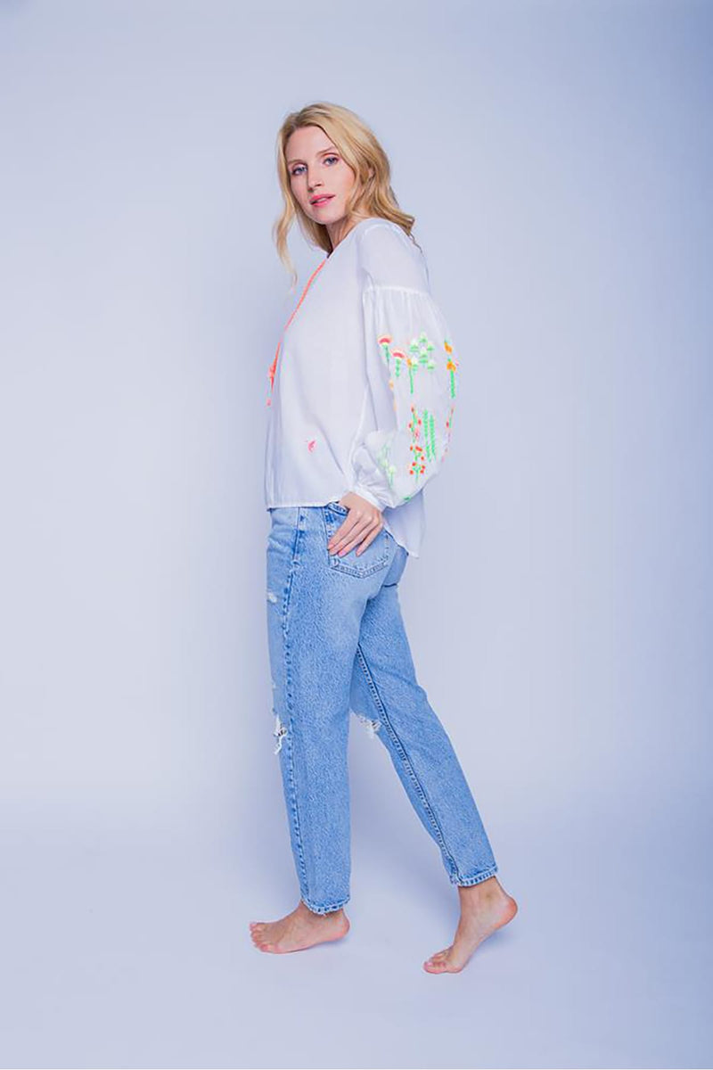 Leichte Bluse mit Ballonärmeln und aufwendigen Neon Stickereien white Bluse Emily van den Bergh 